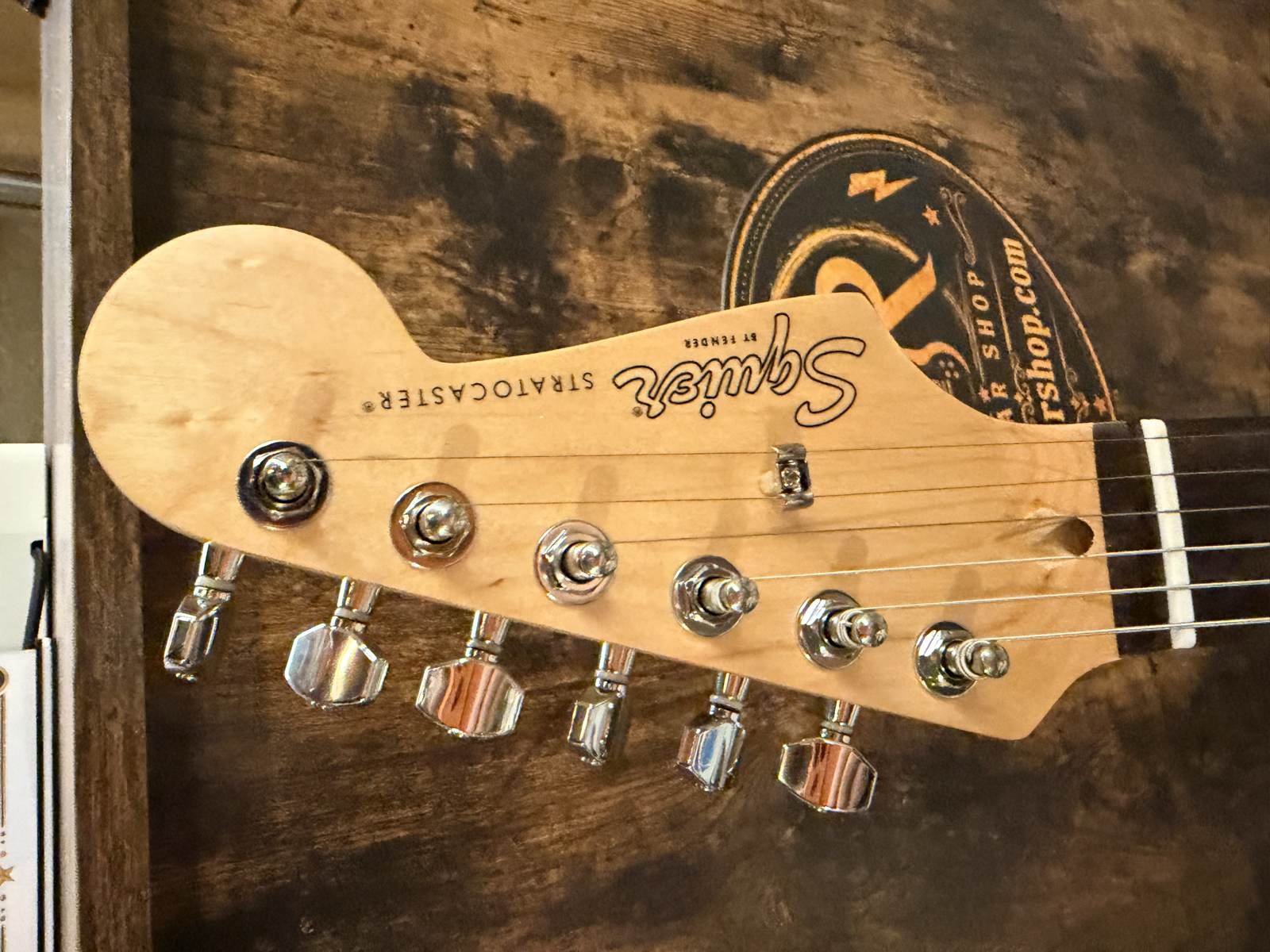Squier Stratocaster Debut Dakota Red Satin — foto 3