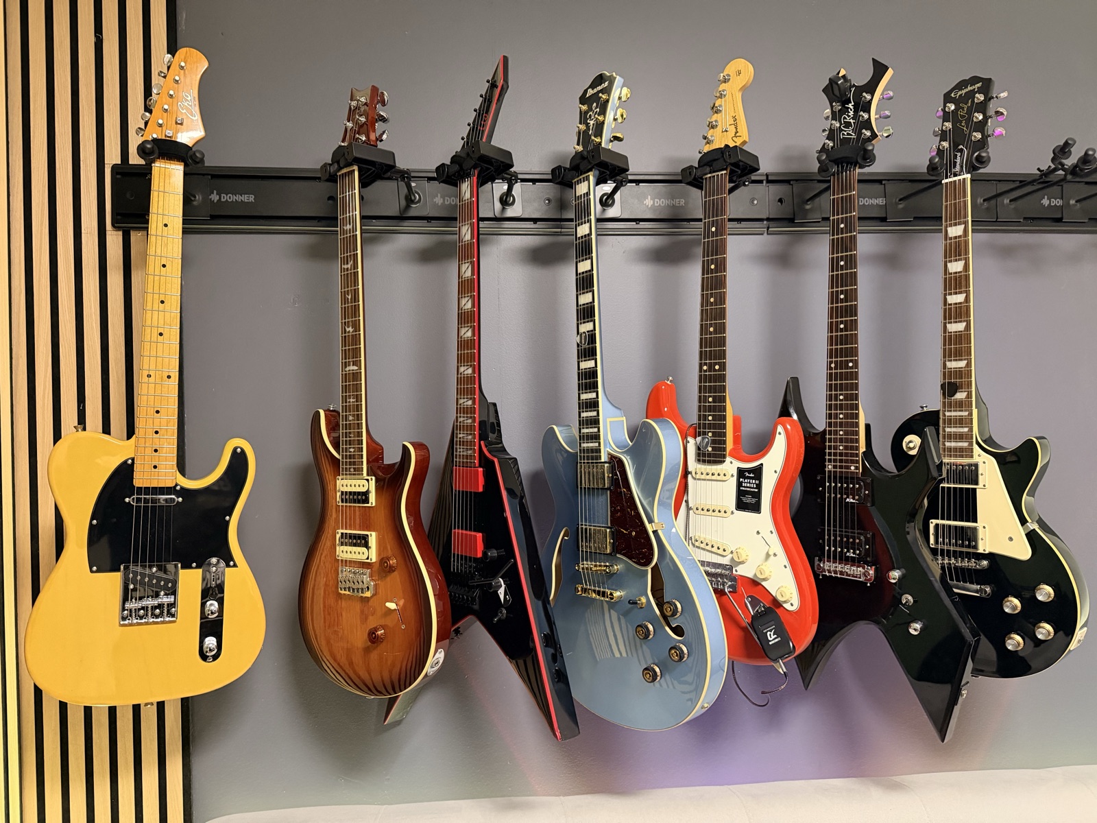 Parte da coleção pessoal de guitarras — RR Guitar Shop